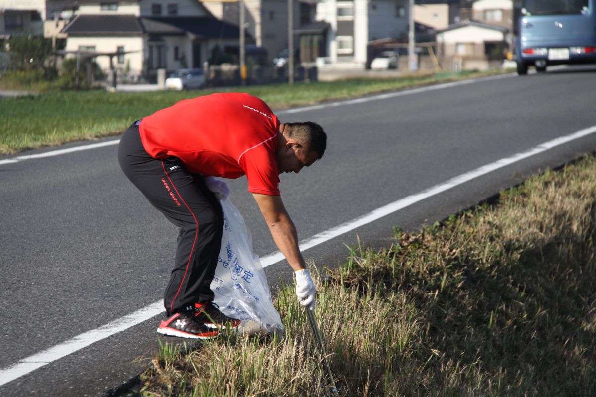 しっかりとゴミを拾う北川選手