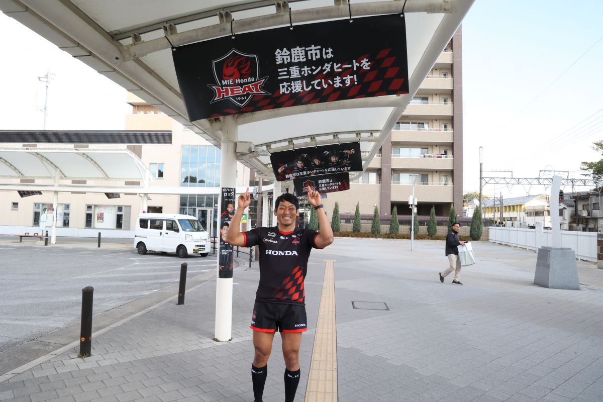 【ホストタウン】鈴鹿市白子駅西口ロータリーの三重ホンダヒートの装飾が完成しました！