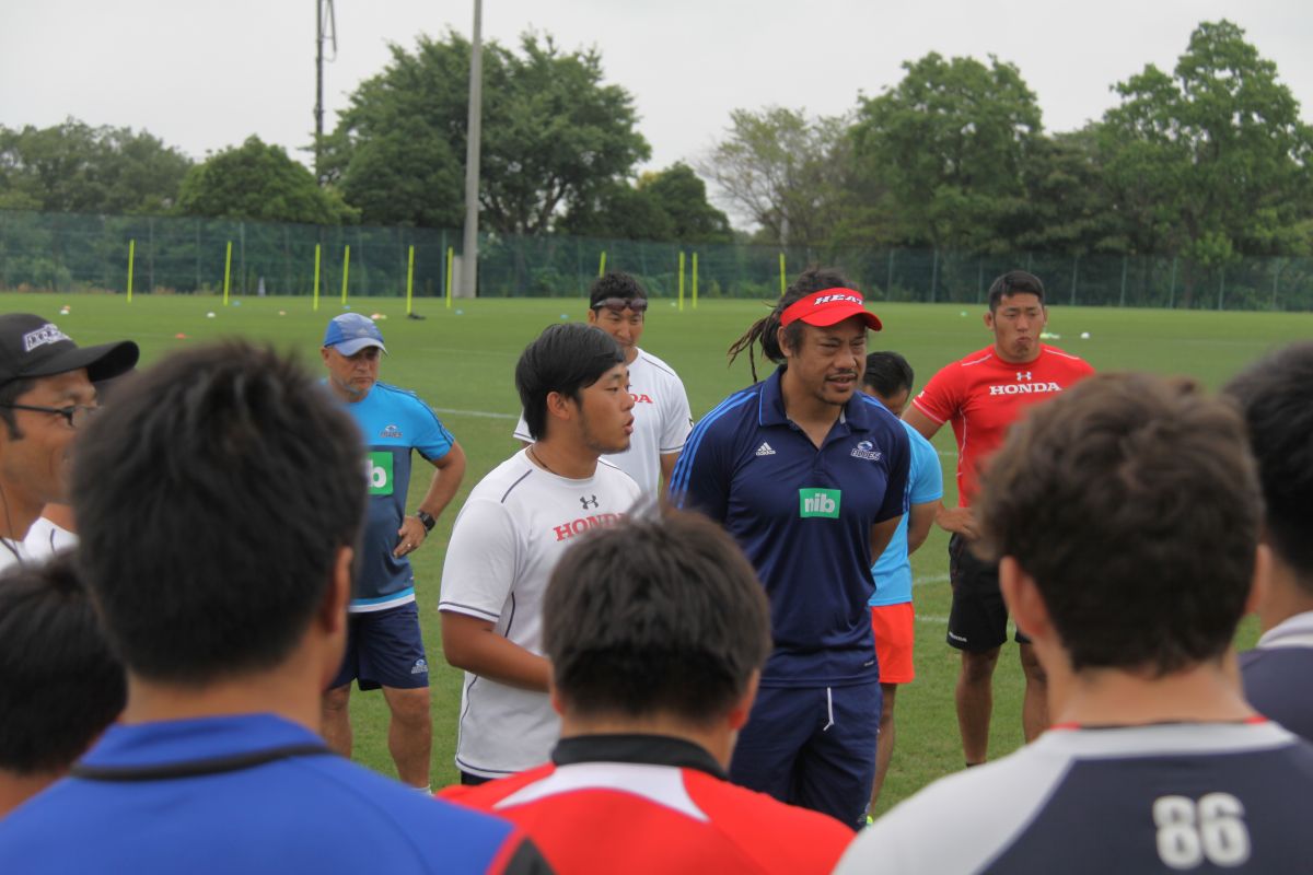 大学生、小学生ラグビークリニック